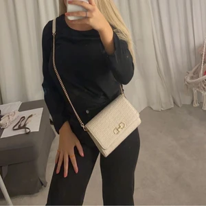 Väska - Säljer denna helt oanvända väskan då den blivit lite bortglömd. 60kr+ frakt. Skriv för mer bilder