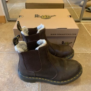 Dr Martens Leonore Dark Brown kängor  - Dr Martens Leonore Dark Brown, fodrade vinterkängor. Köpta förra året och är i mycket bra skick, nypris 1799kr säljde förut för 1100kr men nytt pris är 900kr inkl frakt🥳🖤