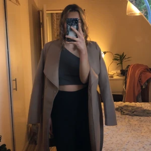 Beige kappa från Vila - ❗️BUDA I KOMMENTARERNA❗️Köpte kappan förra vintern men färgen är inte helt rätt för mig!