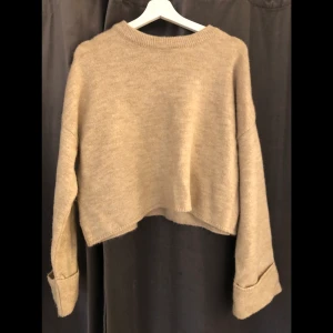 Stockadtröja - Säljer den perfekta stickade tröjan från Nelly i storlek S. Säljs för 170kr inklusive frakt. Använd väldigt få gånger!💞