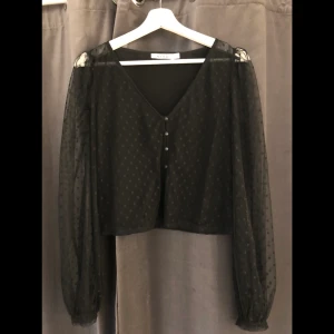 Blus från NA-KD - Säljer den här superfina blusen från NA-KD. Endast använd ett fåtal gånger och är i princip som ny. I priset ingår frakten. 