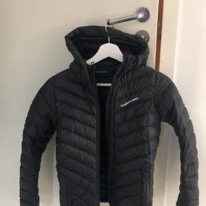 Peakjacka frost, xs - Populär peakjacka i modellen frost. Jätte varm och skön. Väldigt fint skick förutom revan på armen, men går väldigt bra att lämna in till peak för att få den lagad! Nypris 2795 kr! (Frakt tillkommer)