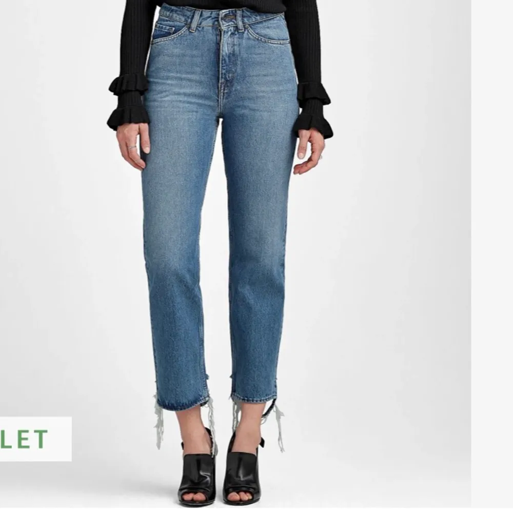 Säljer desssa superläckra jeans från T/J i storlek 29/32. De är i en mörkblå färg med slitningar på baksidan av anklagarna. Dessa är SÅÅÅ SNYGGA bakifrån! Önskar verkligen de passade. Använda ett fåtal gånger då de inte riktigt passade från början när jag köpte dem. Möjlighet att mötas upp i Stockholm annars står köparen för frakten på 79kr. Priset går att diskutera 😊. Jeans & Byxor.