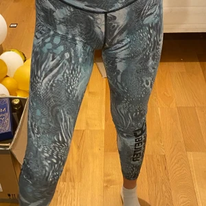 TRÄNINGSBYXOR - SÅ snygga träningsbyxor ifrån märket ”Better Bodies”, jättesköna i passformen!! 