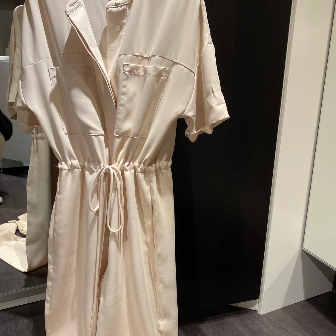 Nudefärgad jumpsuit 