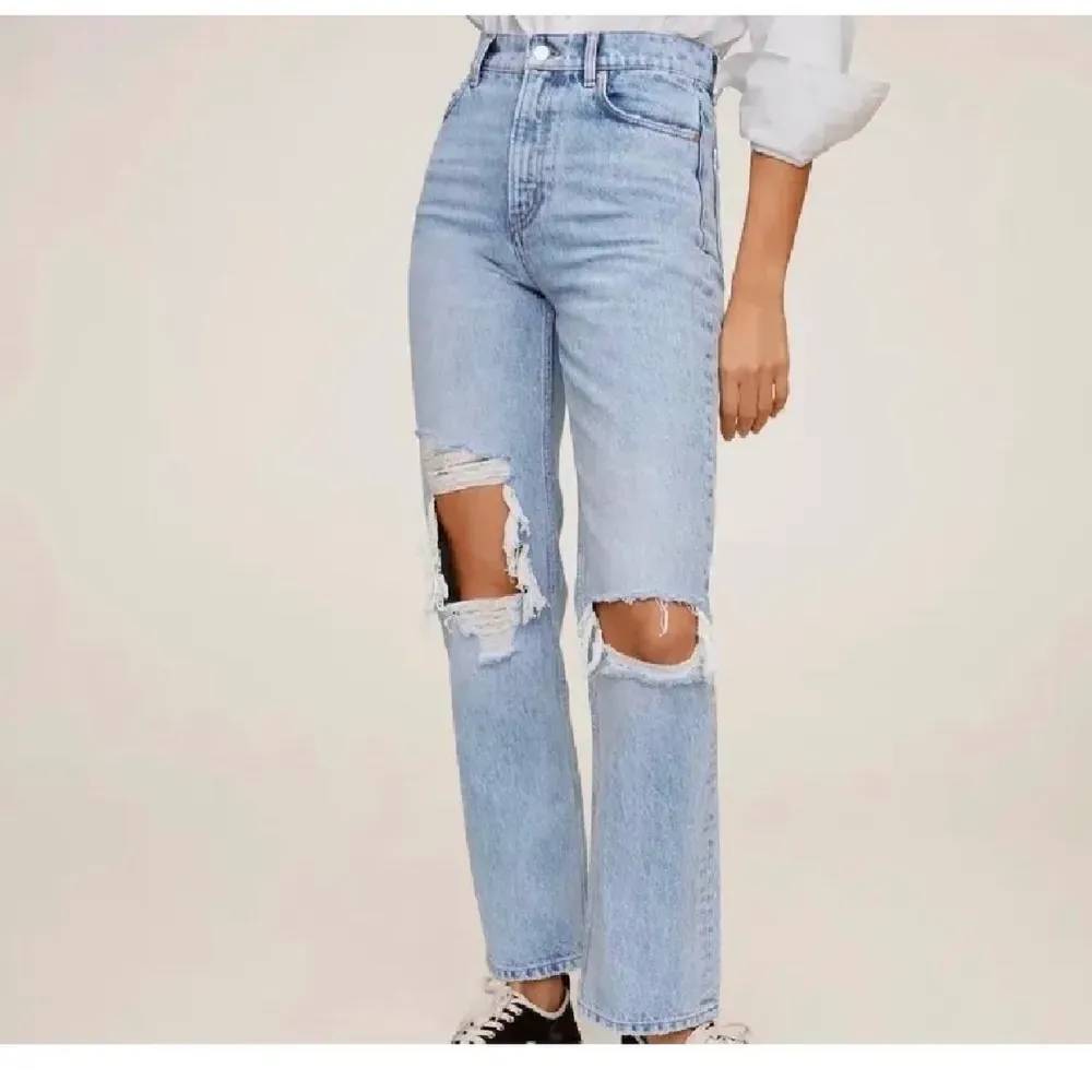 Säljer min populära jeans från Mango som är slutsålda överallt storlek 32.. Jeans & Byxor.