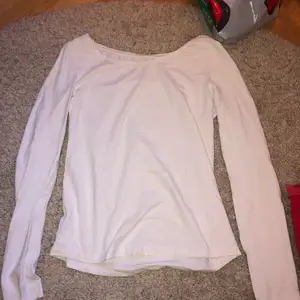 En vit tröja från lager 157. 