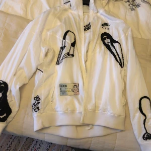 Bernhard Willhelm X Nike - Säljer min sällsynta windbreaker från sammarbetet 2006 size S och cond 9/10