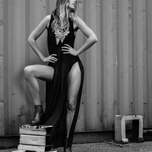 Svart klänning Bikbok stl XS - Svart klänning från Bikbok i storlek XS. Klänningen har ett transparant svart tyg utanpå en body i baddräkttyg. Perfekt som strandklänning, statement klänning på sommarfester eller som gudinna på en utklädningafest. Har använt den till alla dessa tillfällen men tyvärr är den förliten för mig nu. Fraktkostnaden tillkommer.