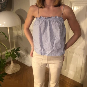 Sött Randigt & Prickigt Blått Linne - Ett sött och blått linne med prickar i mycket gott skick! Storlek 36, skriv för mer info! 