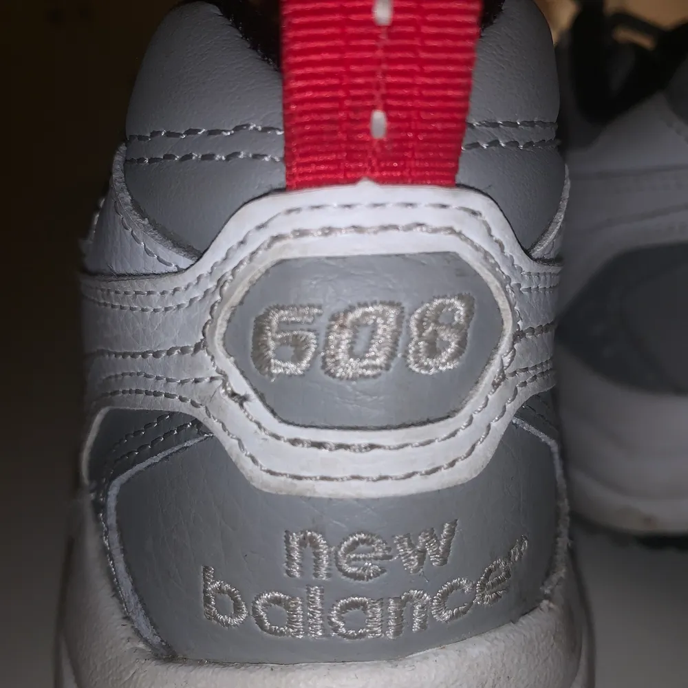 New Balance skor i strl-39. Supersnygga skor i bra skick. Kostade 1099kr, säljer för 299kr. Köparen står för frakten🤍. Skor.