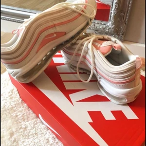 Nike air Max 97  - Beställde dessa skor som sedan visade sig vara lite små. De är använda två gånger och är som sagt i nyskick. Ord pris 1935kr. Priset kan diskuteras vid snabb och smidig affär.  