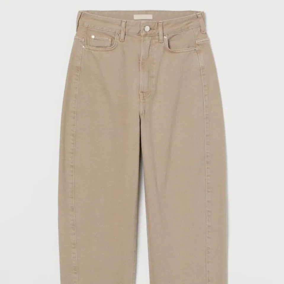 Jättesköna beiga jeans från H&M köpta nu i somras. Nästan aldrig använda 🥰 (köparen står för frakten). Jeans & Byxor.