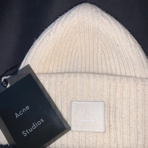 acne mössa  - mössa från acne i en fräsch vit färg. köpt på nk och färgen säljs inte längre 💕💕 köpare står för frakt