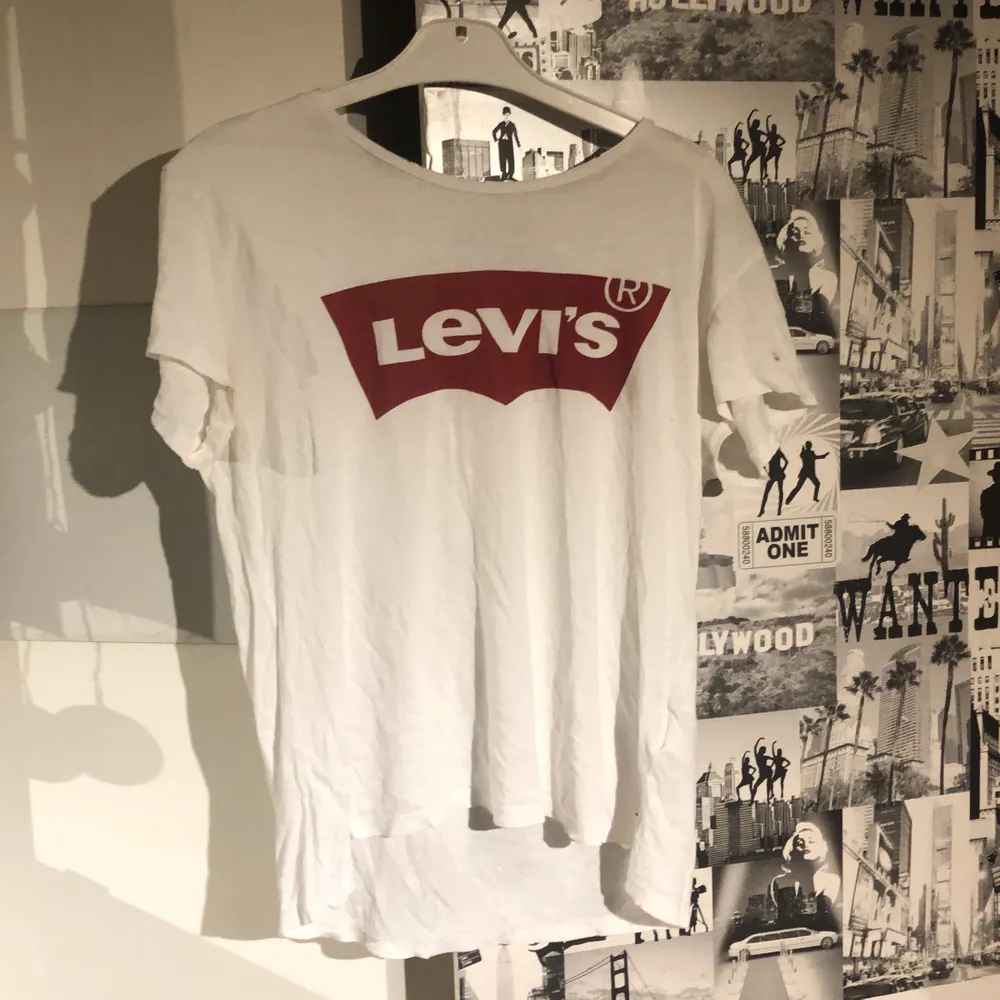 Säljer min Levis T-shirt i storlek L! Storleken är L i damstorlek. På mig sitter den som M herrstorlek. Använd fåtal gånger, i gott skick!. T-shirts.