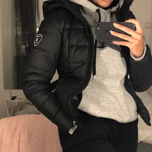 Rock and Blue Chill Jacket - En av mina favoritjackor som tyvärr inte längre kommer till användning då det inte är min stil. Jag har valt att ta bort pälsen men jag har fortfarande kvar den så den kommer med!! Kan absolut skicka mer bilder om det skulle behövas + köparen står för frakten