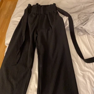 Kostymbyxor - Refflade kostym byxor i stolek 34, passar även M och möjligen L då dom är stretchiga, en lång modell, jag är 165 och dom är långa för mig:) 