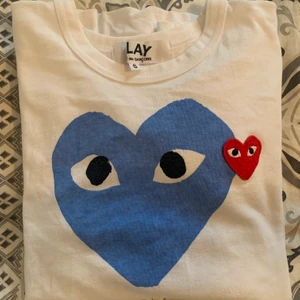 Superfin Comme des Garçons tröja - Riktigt fin tröja från comme des garçons. Storlek S passar xs/s. Har suttit bra på mig som är m/s så passar även den storleken 👍🏻Superfint skick! Inga fel! 🥰🥰✨✨✨