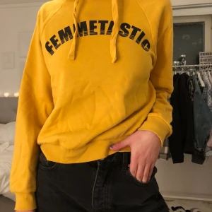 Gud hoodie - Säljer den här gula hoodien från Gina Tricot! Superskön o perfekt passform!! Kan både frakta o mötas upp men köparen står för frakten :))