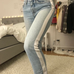 Zara jeans - Säljer dessa jeans från Zara med ”white strip” längst benen. Dom är för små för mig och hittade ingen bild på nätet men men :) Jag är 176 cm och har vanligtvis 38 i jeans! Kan både frakta o mötas upp men köparen står för frakten :))