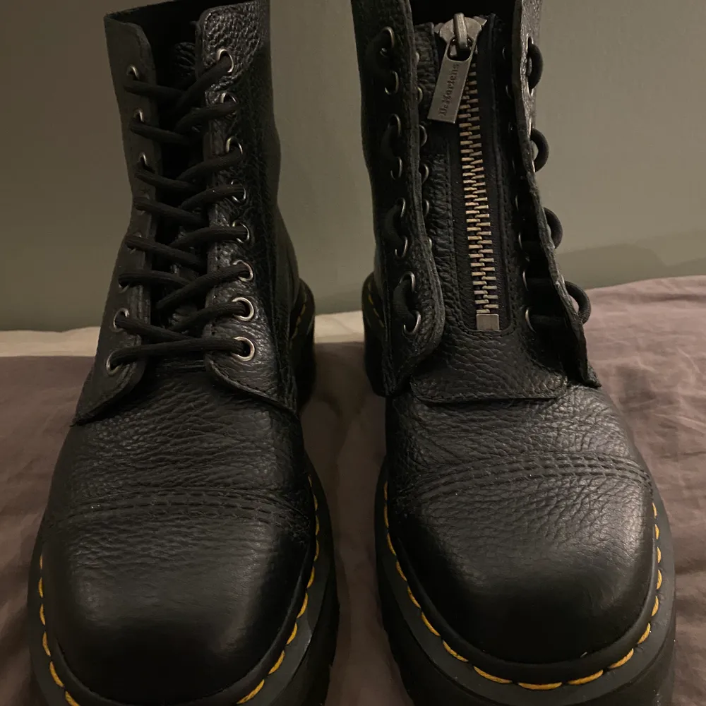 Köptes på dr martens butiken i stockholm för några veckor sen men insåg att de var för små :( kan knytas på två olika sätt ^^ antingen med dragkedja eller utan. Använda i ca en vecka, nypris 2300kr. Skor.