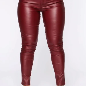 Nya jeans storlek 28 från fashion Nova  - Helt nya jeans, aldrig använda säljs då dem inte passar mig. 