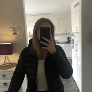 Colmar jacka  - Säljer min super fina colmar jacka som är använd 1 vinter. Stl 36/38 nypris är 5000 men vid snabb affär kan jag sälja den för 1600. 