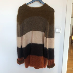 Acne studios tröja - En längre och tjockare tröja från acne, använd fåtal gånger, bra skick!