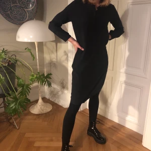 Enkel långärmad svart klänning  - Snygg och enkel långärmad klänning i svart. Snygg till Dr Martens eller liknande. Mycket gott skick! Skriv för mer info! 