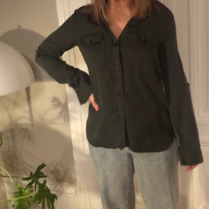Mörkgrön Oversized Zara Skjorta  - En mörkgrön Zara skjorta som är lite längre oversized. Bra skick, skriv för mer info! 
