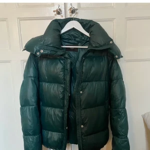 Pufferjacket - Säljer denna snygga, slutsålda pufferjacket från bikbok! Första bilden är lånad, köpt av en annan tjej, aldrig använd av mig! Köparen står för frakten, Buda! Högsta bud: 920 + frakt