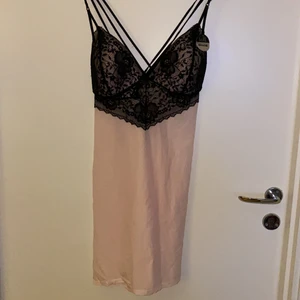 ”Sexigt” nattlinne  - Nattlinne i storlek XL, köpte XL pga att jag har bröst åt det större hållet men tyvärr känns det mer som en storlek S/M så passade inte brösten tyvärr, super skönt material och så fint, min pojkvän gillade den väldigt mycket 