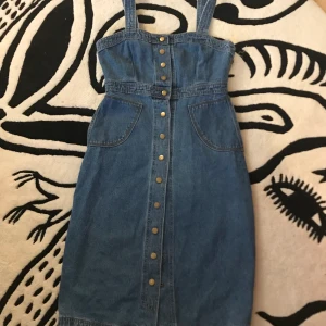 Jeansklänning  - Supersnygg jeansklänning som jag tyvärr växt ur:(