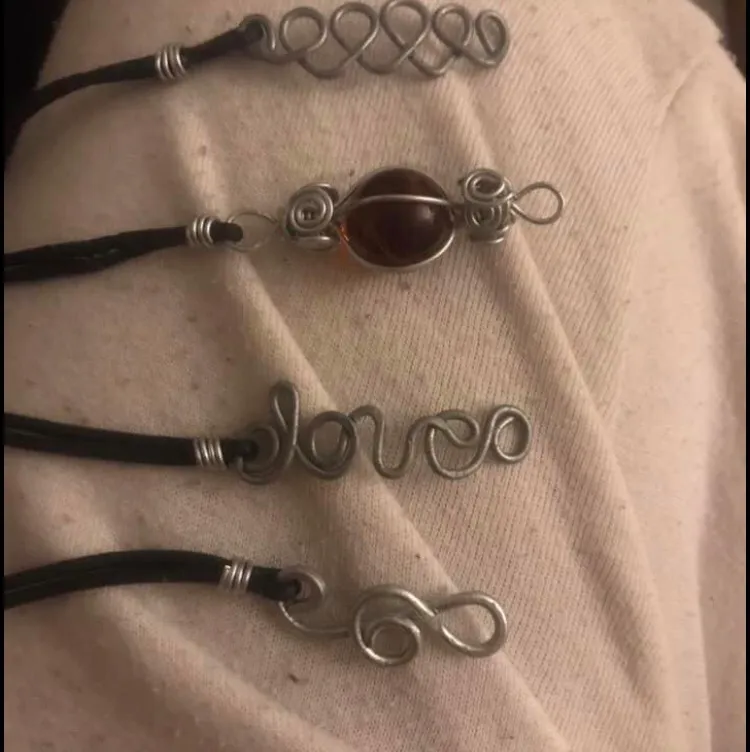 Järntråd och läder. Handgjorda armband. 70:-/st. Accessoarer.