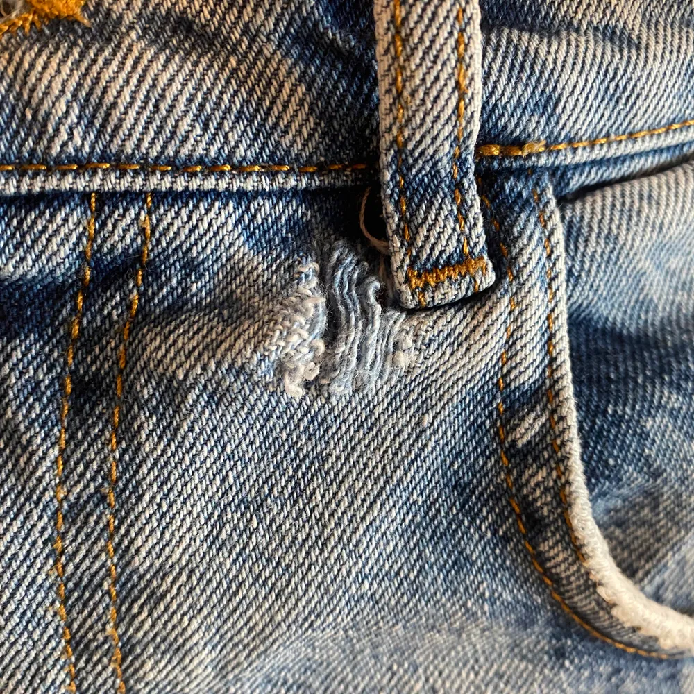 Blå raka jeans, dem har en liten slitning där fram men inget man tänker på. Storlek 28/32. Priset är inklusive frakt. Jeans & Byxor.