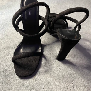 Klacksandaler - Helt nya svarta klackar från PLT i storlek 38.  Köparen står för frakten Kontakta mig om du är intresserad🤍
