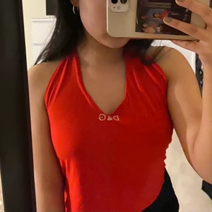 Dolce&Gabana röd top - Jag säljer den här D&G röd top storleken-xl men den passar s,m, l för att den är stretchig och superskön. Buda i kommenterarna. 