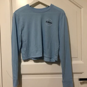 Långärmade tröjor  - Säljer dessa långärmade tröjor från Hollister. Säljer dessa för att dem inte är min stil mer. 50kr styck 