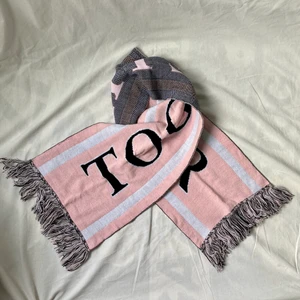 Rosa Halsduk - 🌊 SUPER SOFT, THICK KNITTED SCARF FOR AUTUMN/WINTER. PINK, WHITEBAND BLACK FRAYED AT ENDS WITH TEXT ”TOGETHER” ACROSS.  • SIZE - 100cm • BRAND - Urban Outfitters • MATERIAL -   MY MEASUREMENTS • Height 161cm / 5'3" • Size EU 34/ US XS (2) / UK 6 • Pants 26/30  //  ▪Waist 62cm / 24"   cute y2k 90s 80s 70s 60s spring summer sunny autumn winter grey brown white black crop top tshirt strap shirt blouse jumper polo yarn handknitted stickad halsduk scarf accessoar vinter rosa vit svart fransar