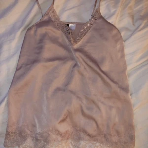 Spetstopp - Fin spets topp från hm🥰 säljer pga att den är för liten för mig. 