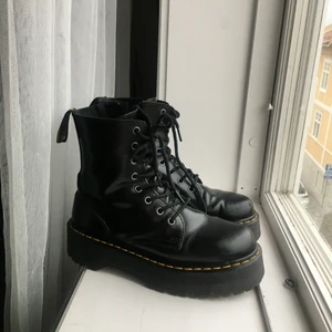 Dr Martens Jadon - Ett par Dr Martens kängor i modellen ”Jadon”. Nypris 2300 kr. Använda en säsong, så i relativt fint skick. Endast några ”repor” framme på tån samt lite lätta veck från att de böjts som man kan se på fotona. Storlek 39 men passar även 38 om man har en sula i skon. Kan mötas upp i Sthlm, annars tillkommer frakt på 67kr.