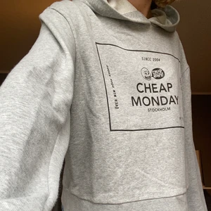 Grå hoodie  - Grå hoodie från Cheap Monday. Kort i längden men i övrigt väldigt oversized. Storlek L men passar lika bra för dem som har storlek S. Frakt tillkommer!