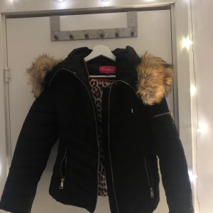 Vinterjacka Diables - Vinterjacka från Diables i storlek 34, väldigt sparsamt använd! Köpt för 1299kr