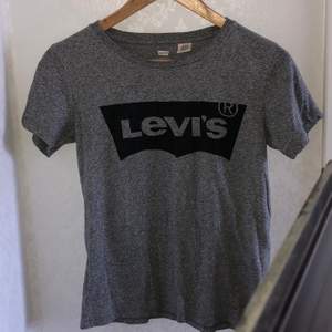 Grå Levis t-shirt med mörkgrått Levis tryck på framsidan. Ganska bra skick, inte använt mycket alls.  Frakt 44kr