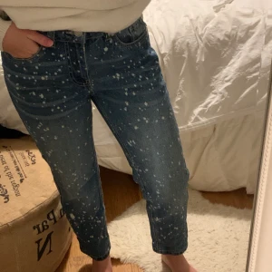 Jeans med vita ”fläckar” - Mörkblå traight leg jeans med vita prickar i storlek 27 från forever 21. Aldrig använda.