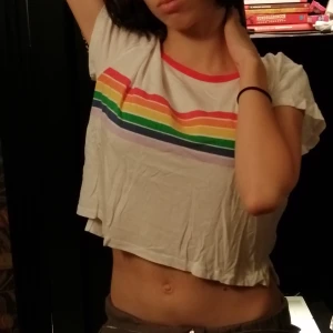 Croptop med motiv - Vit Croptop med regnbåge från monki. Fin till sommaren. ❤️🧡💛💚💙💜 Är storlek L men passar alla storlekar beroende på hur man vill att den sitter. Frakt ingår