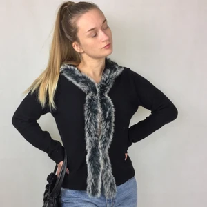 Cardigan  - Perfekt höstkofta! Superskick! Från high end märket SAND COPENHAGEN, storlek L. 68% Ull, 20% Nylon, 9% Polyester and 3% Lycra. Ingen retur eller refund. SafePay knappen är aktiverad så det går att köpa direkt utan att behöva meddela! Tar annars swish! Använder helst Safepay då det blir säkrare för båda (Safepay tar 10% av betalningen och spårbar frakt på 66kr är inräknad i priset) Om du lägger upp en Instagrambild på ditt köp så får du gärna tagga @thewearbones för att bli featured 🧚🏼🥂 (Skriv gärna om du har eventuella frågor!) 