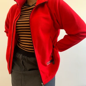 Fleece tröja  - Fin röd weather report (sports kollektion) fleece jacka i jätte bra skick!