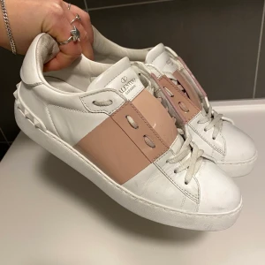 Valentino open sneaker - Valentino sneakers i vit och rosa, storlek 38! Supersnygga och passar till allt! De har några små vita märken bla på sidan som syns på bild två. Mkt fint skick