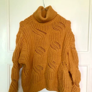 Stickad polotröja senapsgul H&M Xs - Superfin polo från h&m i senapsgul färg. Storlek xs men passar fint på s också. 